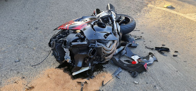 Motocicleta se parte em duas após acidente em SC