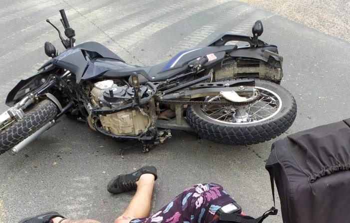Motociclista tem graves lesões após colisão com caminhão
