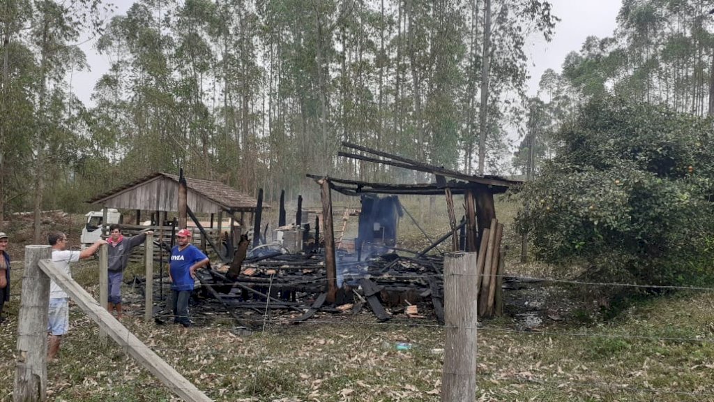 Casa é totalmente destruída pelo fogo, após explosão em Alto Rio Krauel -Witmarsum