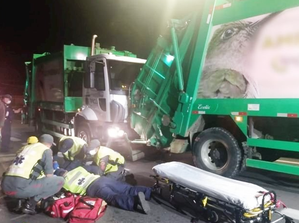 Coletor de lixo ficou prensado entre caminhões  de coleta em SC
