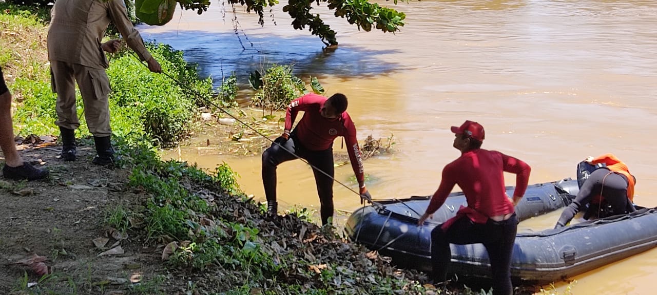 Bombeiros encerram buscas por corpo as margens do Rio Itajaí-Açú
