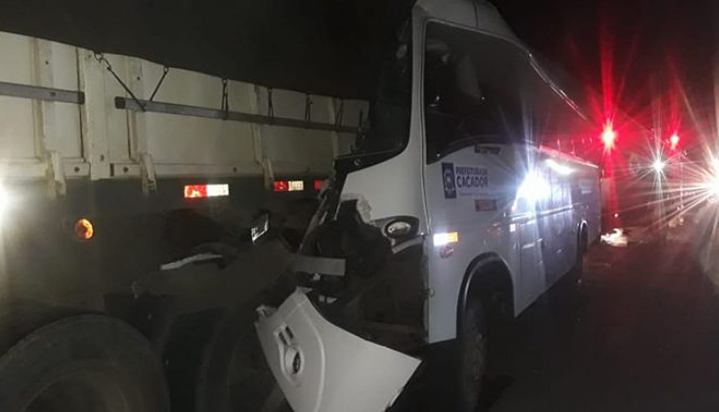 Acidente envolvendo ônibus e caminhão deixa nove pessoas feridas