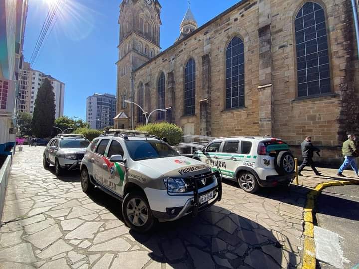 Urgente: homem faz oração em catedral e depois comete suicídio dentro da igreja