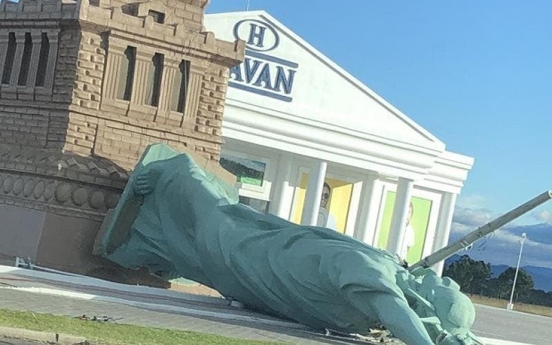 Ciclone derruba estátua da liberdade da Havan