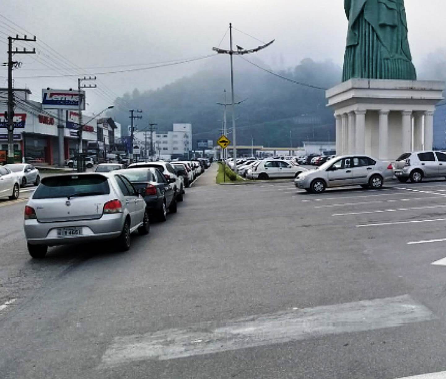 Centenas de carros aguardam abastecer seus carros nos postos Havan