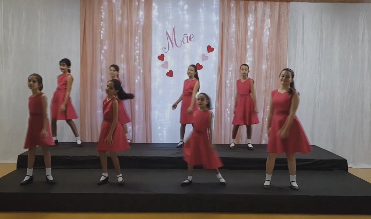 VÍDEO: Meninas Cantoras de Taió gravam música em homenagem ao Dia das Mães