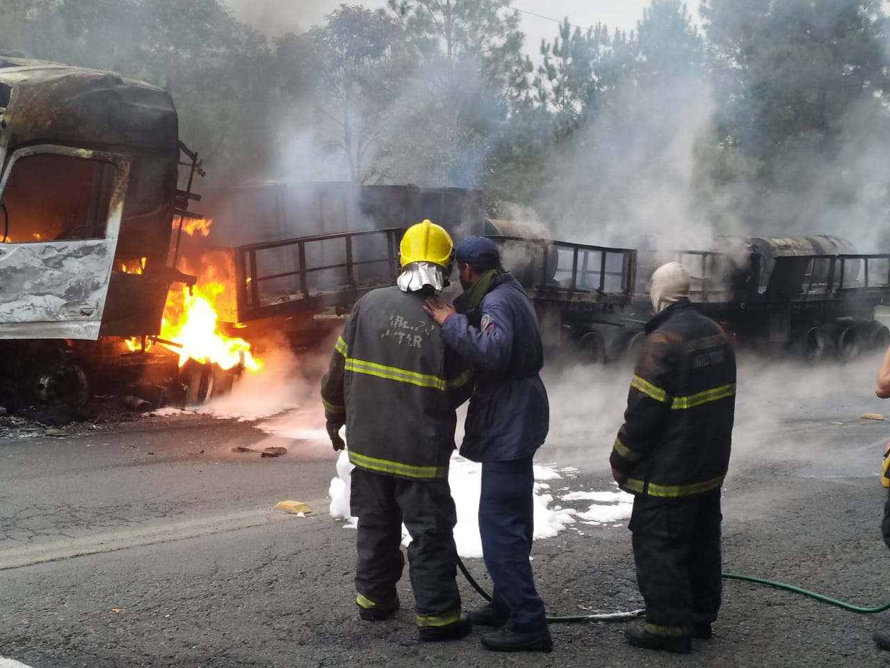 Caminhão é totalmente consumido pelo fogo na BR-470, em Pouso Redondo
