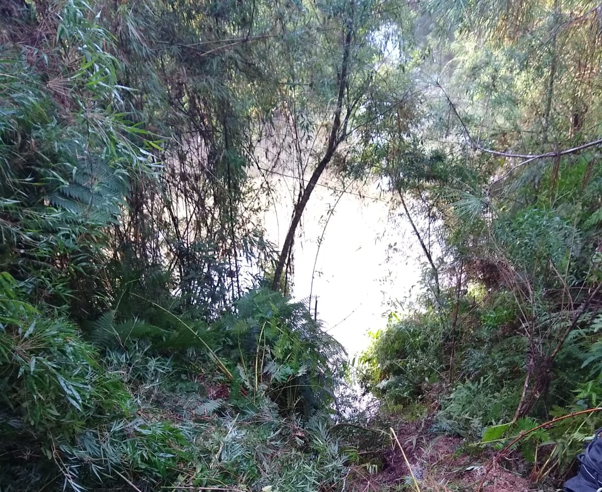 Carro cai em rio no interior de Taió e vítima desaparece