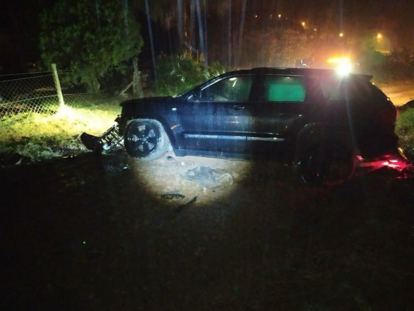 Saída de pista destrói automóvel em Taió