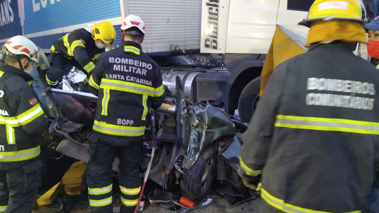 FOTOS: Gravíssimo acidente resulta em mortes na BR-470 no Vale do Itajaí