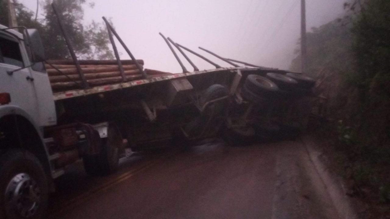 Caminhão carregado com toras de madeira tomba no Alto Vale e bloqueia pista