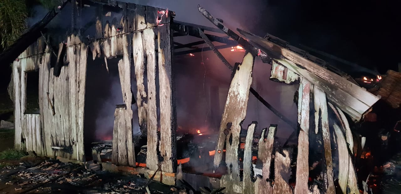 Residência é destruída por incêndio no Alto Vale