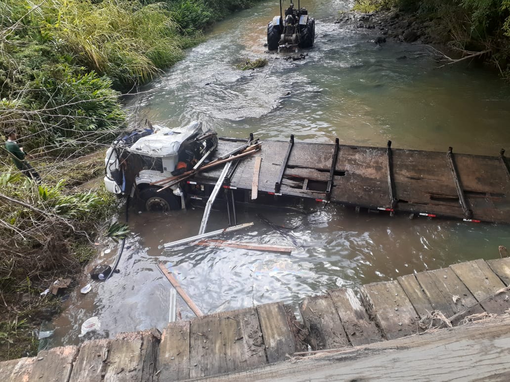 Caminhão cai de ponte e fica completamente destruído em Pouso Redondo; veja as fotos