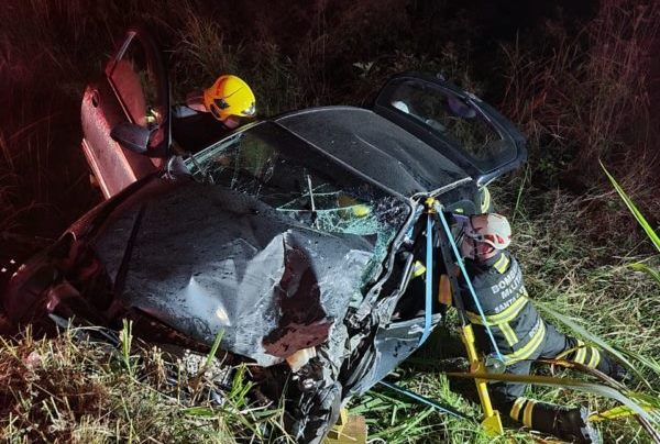 FOTOS: motorista sobrevive a grave acidente na BR-470
