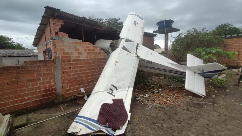 Avião cai em cima de casa e piloto sai ileso