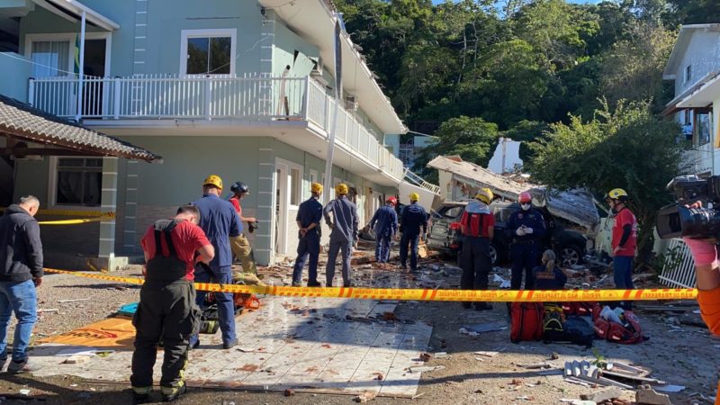 Explosão destrói casa de dois andares em SC