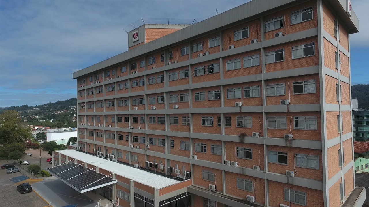 Após aumento de casos de internações por Covid-19, Hospital Regional Alto Vale decide proibir visitas