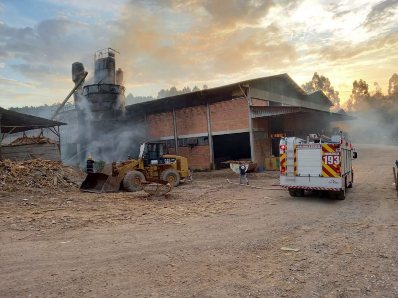 Após cinco horas, bombeiros combatem incêndio em silos de madeira em SC