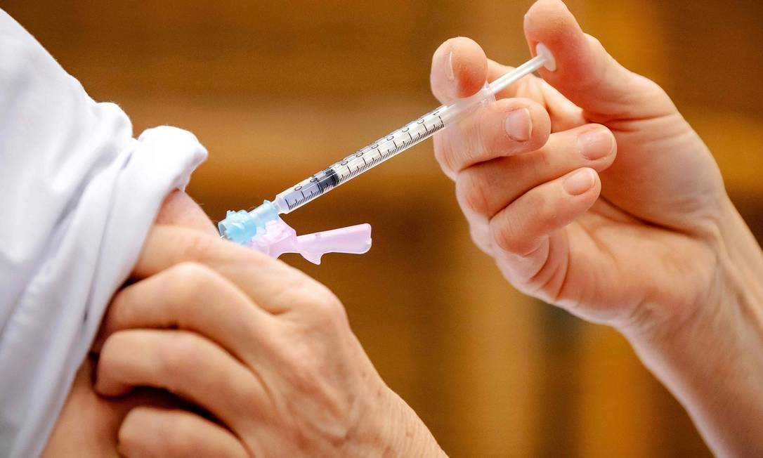 Santa Catarina iniciará vacinação de professores contra a COVID-19 em Maio