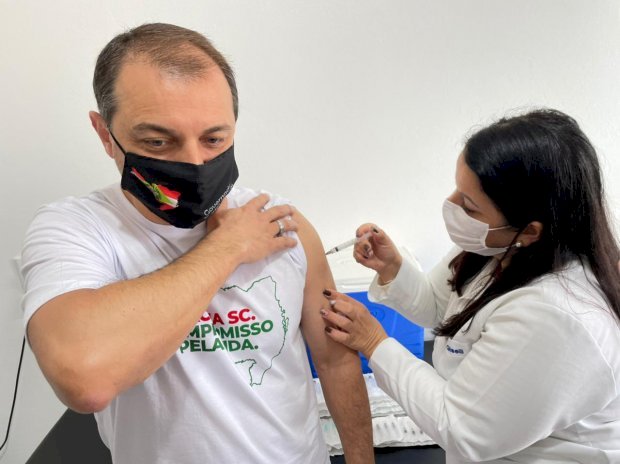 Governador Carlos Moisés recebeu 1ª dose da vacina contra Covid-19 e cancelou encontro com Bolsonaro