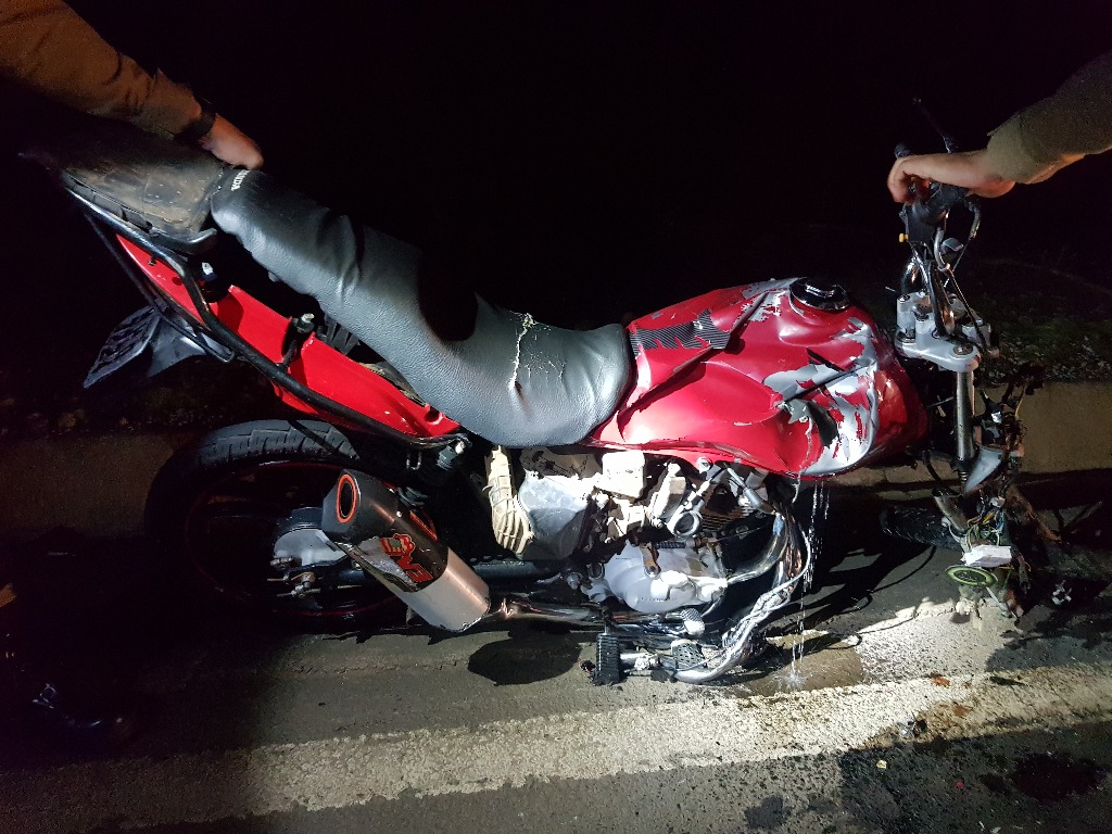 Grave acidente entre furgão e moto deixa uma pessoa morta em SC