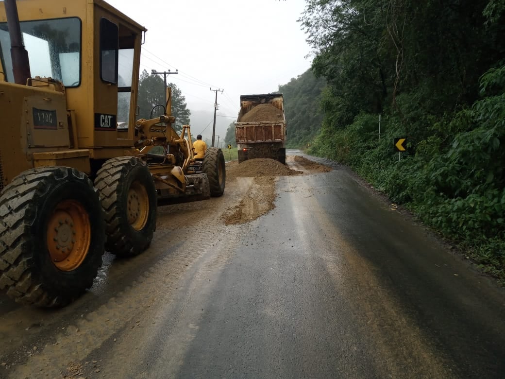 Prefeitura auxilia nos reparos da SC-427 entre Taió e Rio do Campo