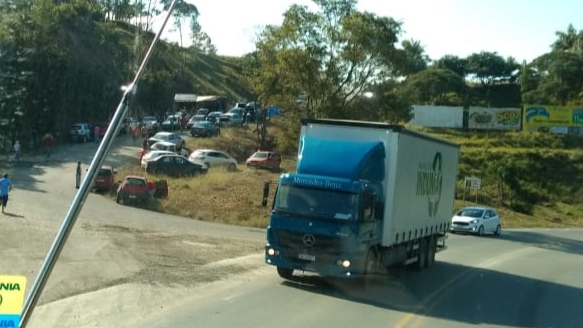 Caminhão tomba e carga é saqueada na BR-470 em Pouso Redondo