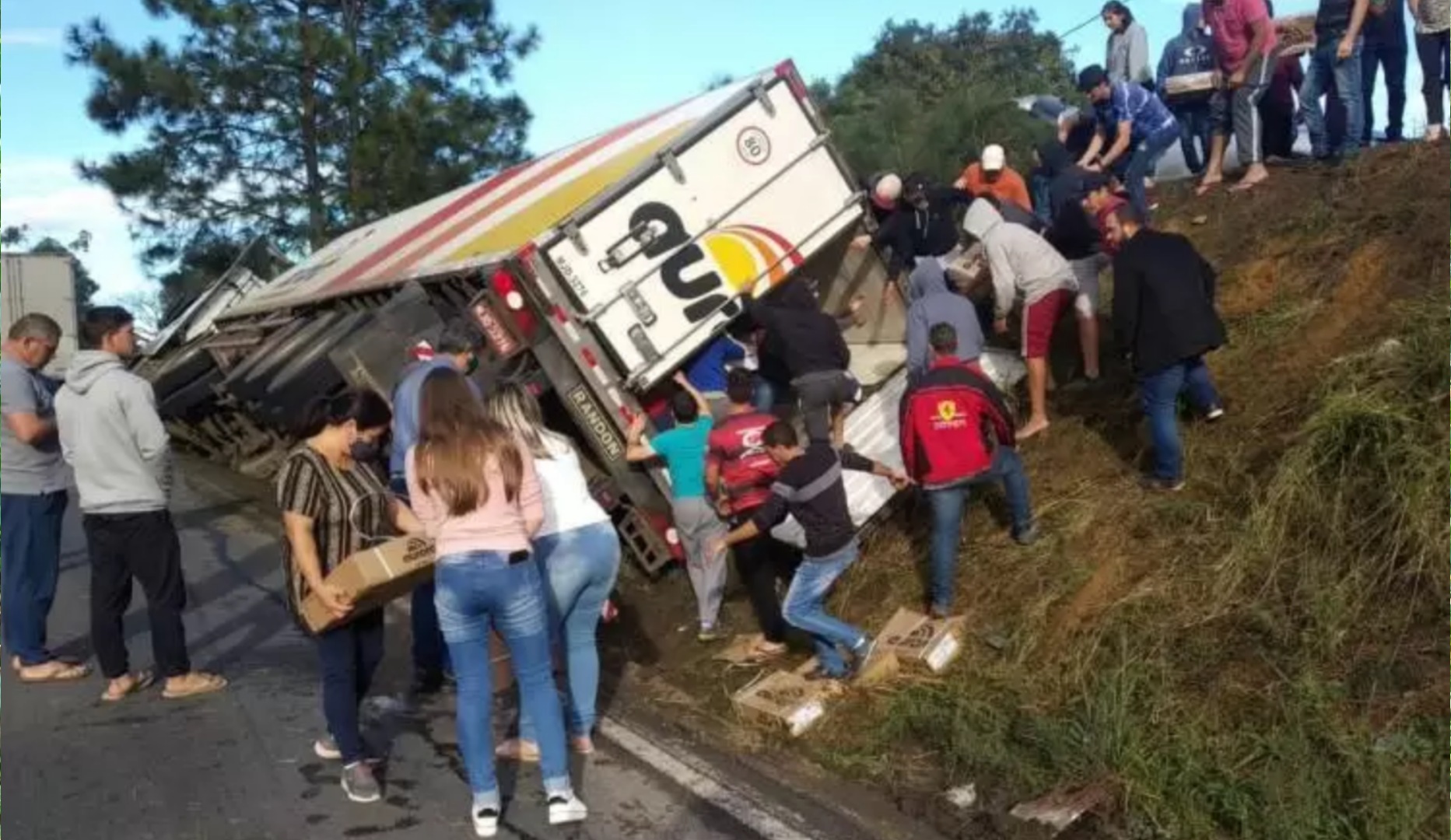 Segurança é agredido por saqueadores após caminhão tombar na BR-470 em Pouso Redondo