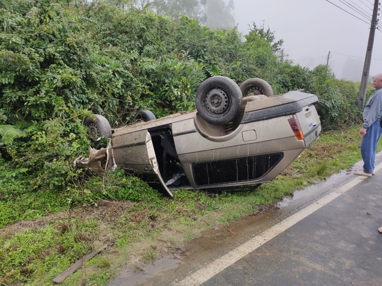 FOTOS: Motorista perde o controle do veículo e capota as margens da SC-114 em Taió