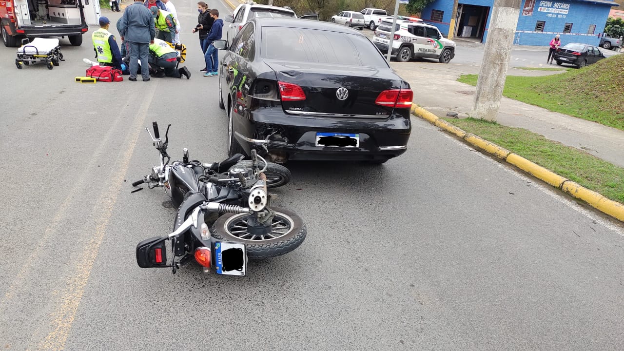 Motociclista fica ferido após colidir na traseira de carro no Alto Vale