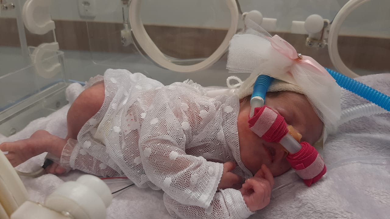 Mãe conhece filha um mês após o parto, enquanto se recupera da Covid-19 no Hospital Regional Alto Vale