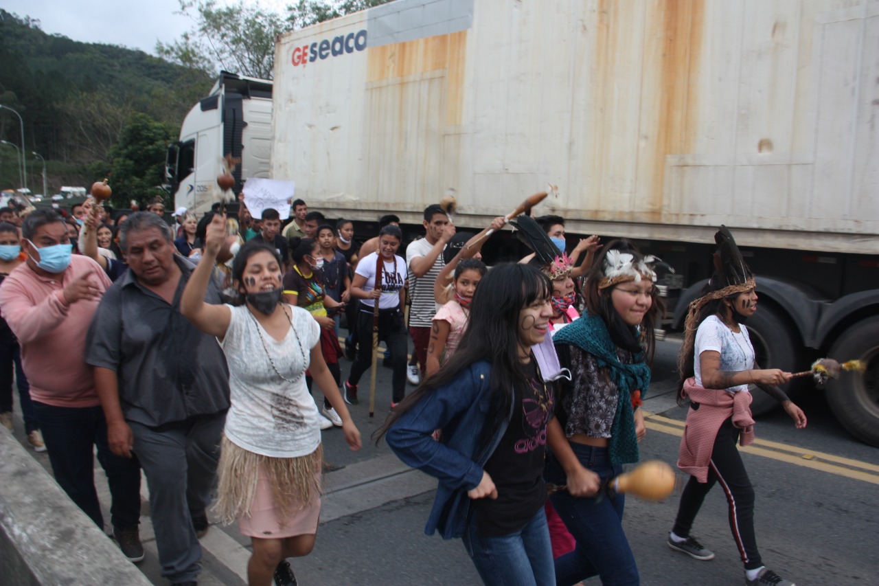 FOTOS: Protesto indígena bloqueou trecho da BR-470 no Alto Vale e continuou às margens da rodovia