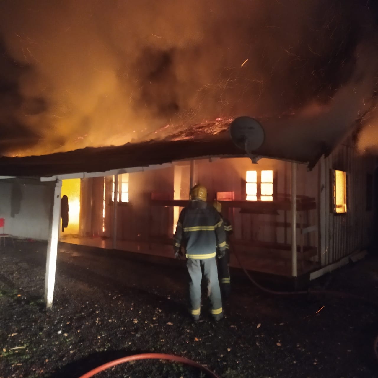 Casa é consumida pelo fogo no Alto Vale