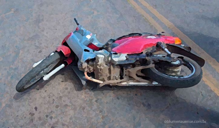 Motociclista morre após colisão envolvendo dois carros