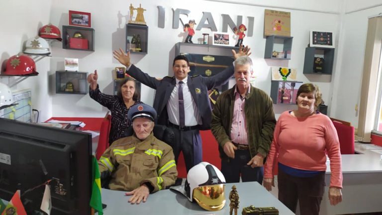 Idoso comemora 101 anos na corporação dos bombeiros em SC