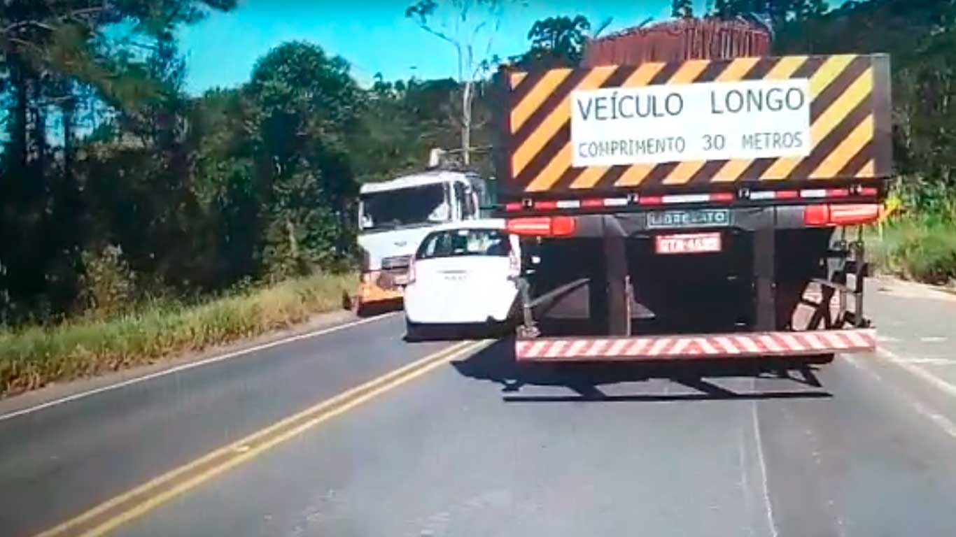 Carro que ultrapassava em local proibido na BR-470 em Pouso Redondo escapa de bater de frente com caminhão
