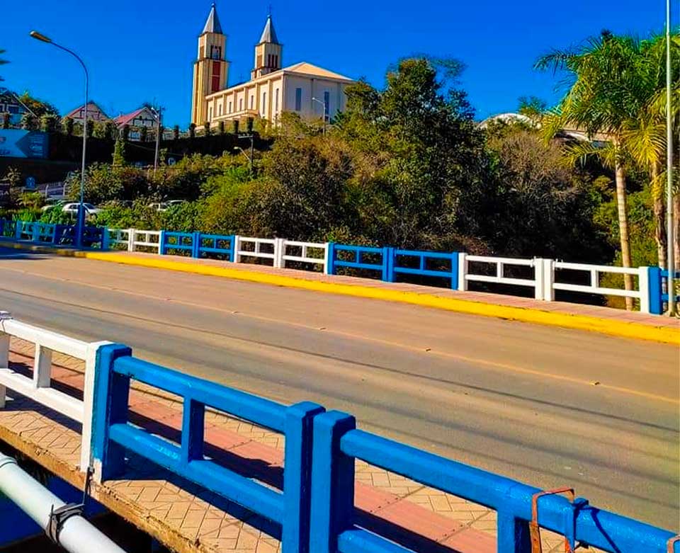 Ponte em Taió recebe pintura em parceria entre Prefeitura e Cresol
