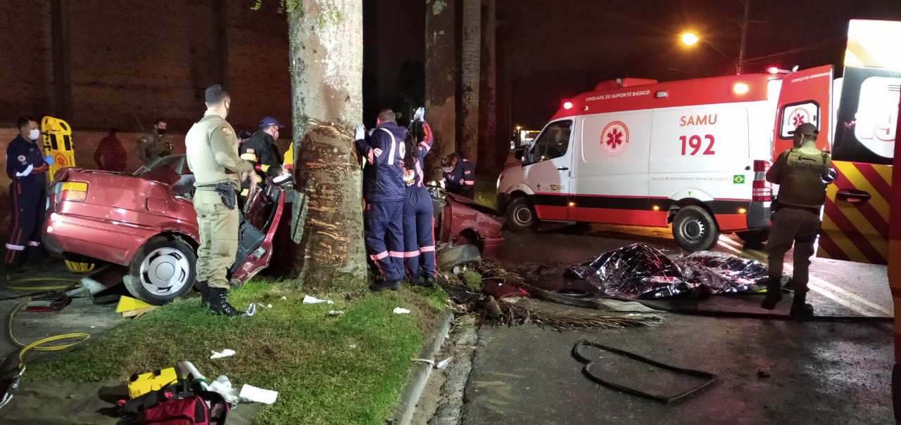 Duas pessoas morreram após colisão de veículo contra árvore em Blumenau