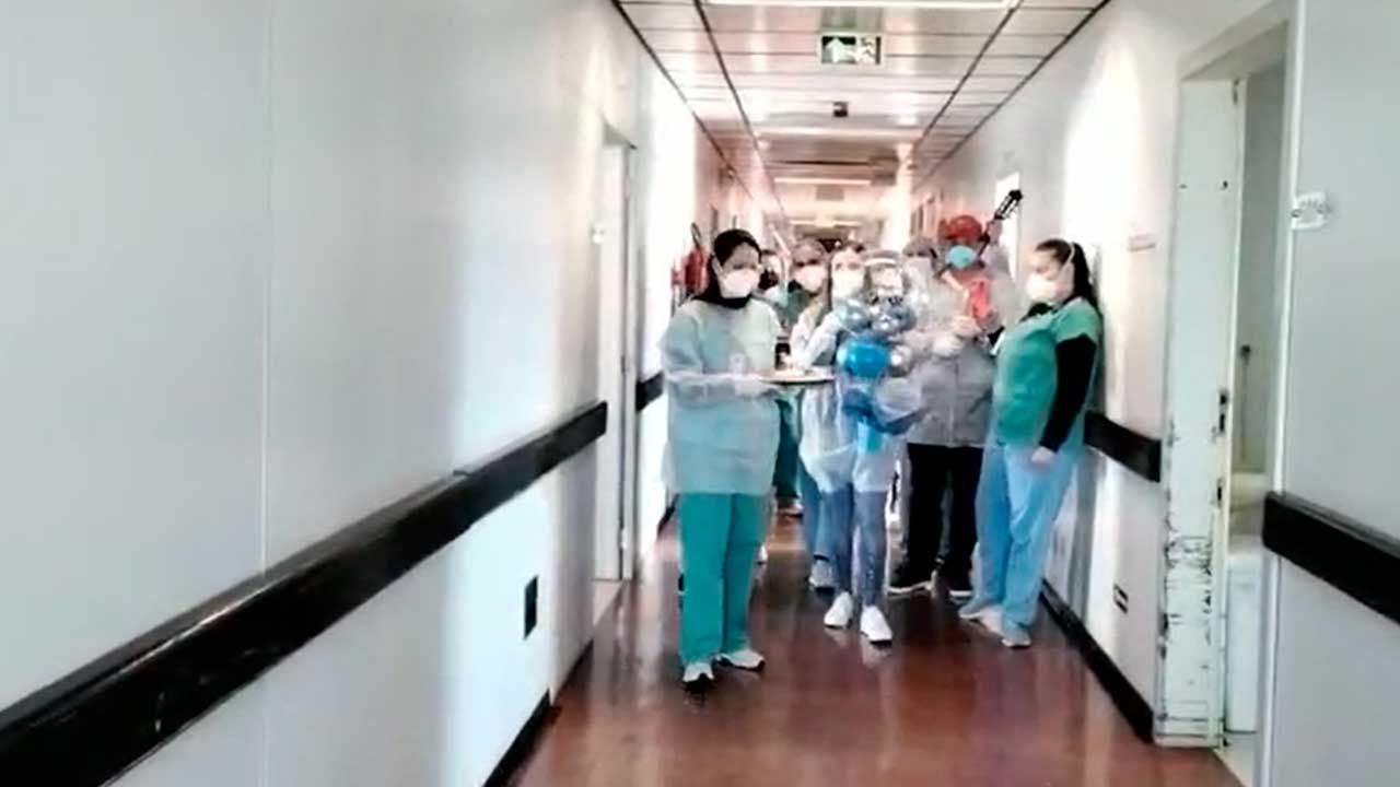 VÍDEO: Paciente recebe festa de aniversário depois de deixar a UTI do Hospital Regional Alto Vale