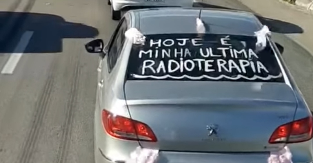 Caminhoneiro de Rio do Sul dá exemplo de empatia e viraliza com comemoração de mulher que venceu o câncer