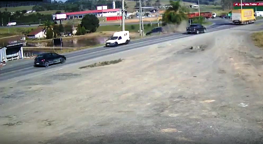 VÍDEO: Câmera de monitoramento flagra exato momento da colisão de veículo em poste no Alto Vale