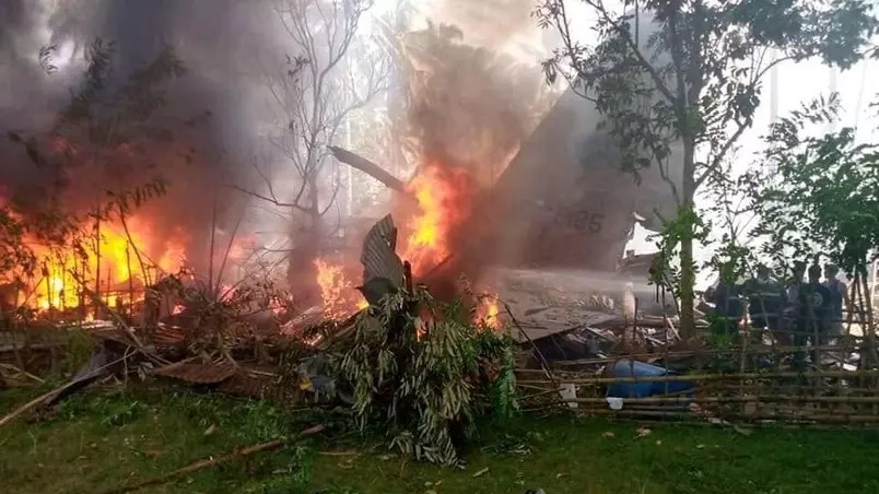 MUNDO: Queda de avião com 96 pessoas deixa mortos