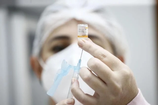 Bolsonaro sanciona lei que permite indústrias veterinárias produzirem vacinas contra Covid-19