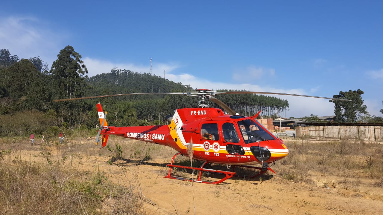 Helicóptero Arcanjo é acionado para atender vítima de grave acidente com trator em Dona Emma