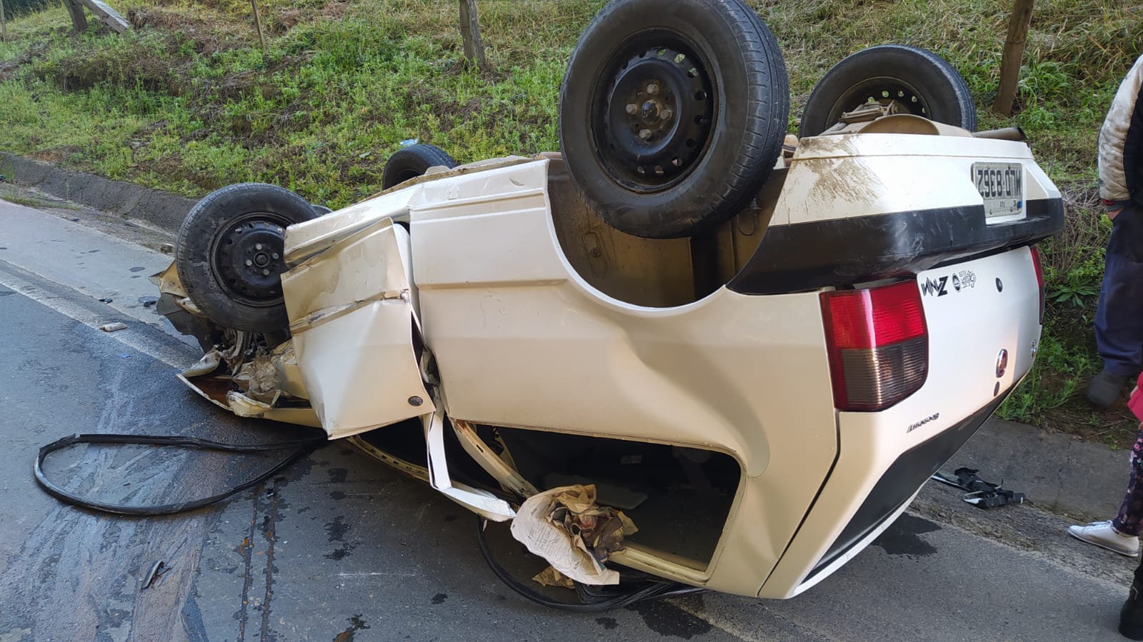 Carro fica destruído após acidente na SC-350, em Taió