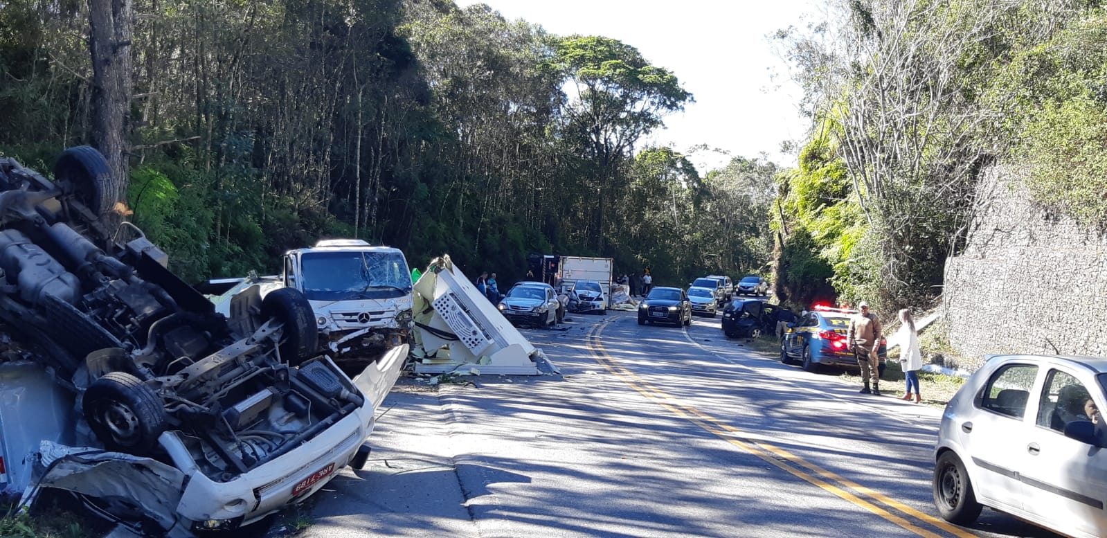 VÍDEO: Grave acidente envolvendo 8 veículos bloqueia BR-282 em Rancho Queimado