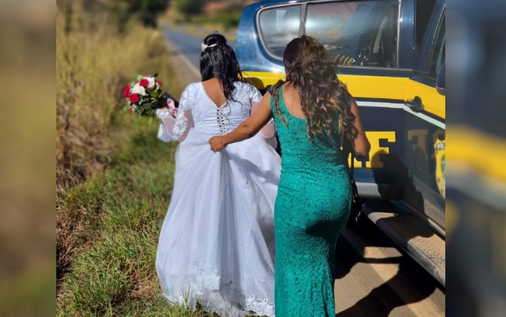 FOTOS: Noiva é ‘resgatada’ pela PRF após carro quebrar quando estava a caminho do casamento