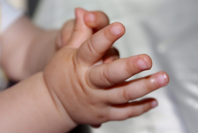 Recém-nascida é retirada da mãe três horas após parto em SC