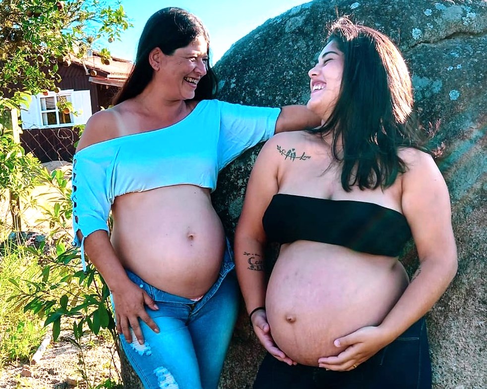 Mãe e filha que deram à luz no mesmo mês em SC relatam correria em casa com ‘sensação de ter gêmeos’