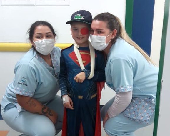 Um super herói: Foi assim que Enzo saiu do Hospital após ter caído da atração do Beto Carrero, família fala sobre recuperação